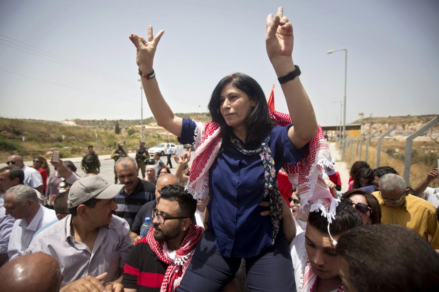 Majdi Mohammed/TT |  Khalida Jarrar får sitta ytterligare sex måndare i israeliskt förvar.