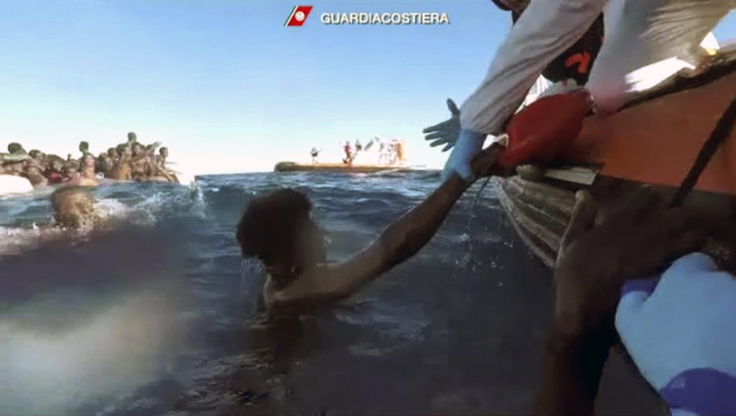 Italian Coast Guard/AP/TT | Den italienska kustbevakningens bilder visar hur människor räddas från den sjunkande gummibåten på Medelhavet.