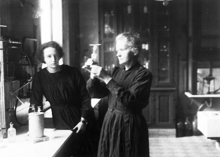 AP/TT | Marie Curie och hennes dotter Irene Joliot- Curie arbetar i labbet.