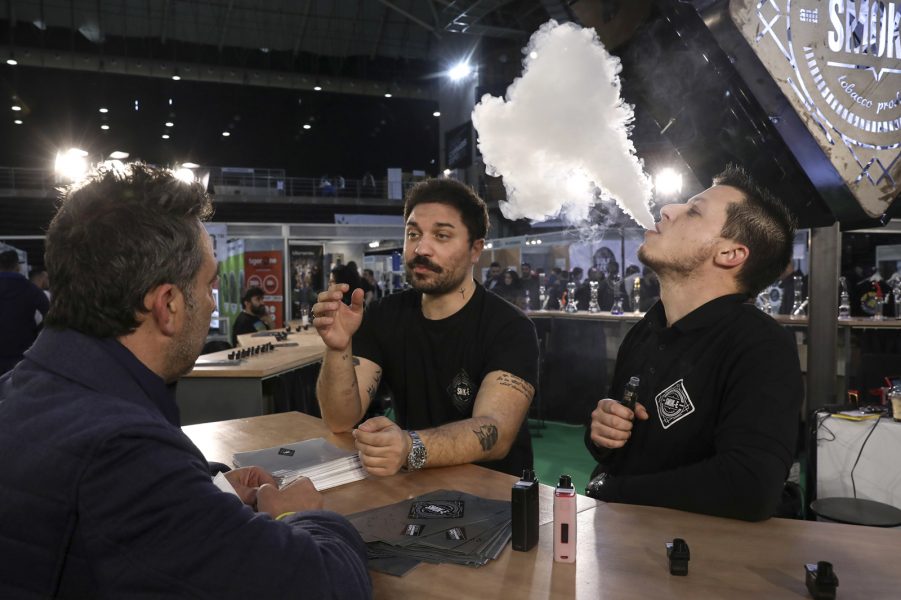 Yorgos Karahalis/AP/TT | En man provar ett elektroniskt rökdon under cannabismässan i Aten i lördags.