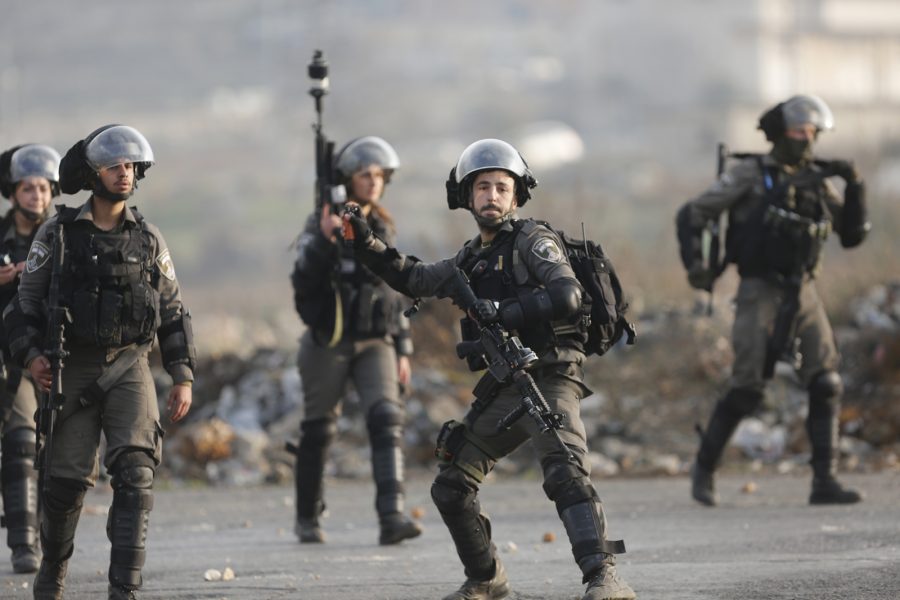 Nasser Shiyoukhi/AP/TT | Israeliska soldater under sammandrabbningar med palestinier vid protester i fredags mot USA:s president Donald Trumps beslut att erkänna Jerusalem som Israels huvudstad.