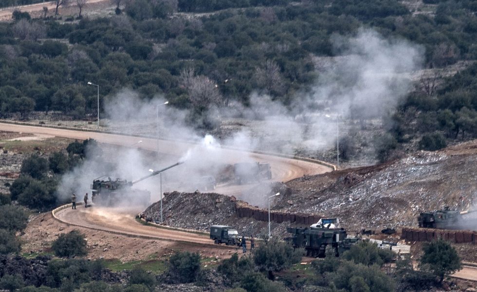 Bulent Kilic/AFP | Turkiskt artilleri beskjuter kurdiska YPG i Syrien.