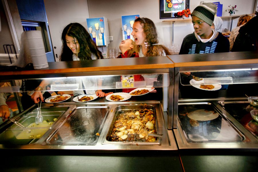 Foto: Yvonne Åsell/TT | Det är inte ovanligt att matsvinnet i en skolbespisning ligger runt 20 procent, medan det  jämförelsevis i en matbutik anses för högt om det går över två procent.