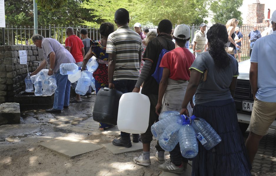 AP/TT | Invånare i Kapstaden köar för vatten.
