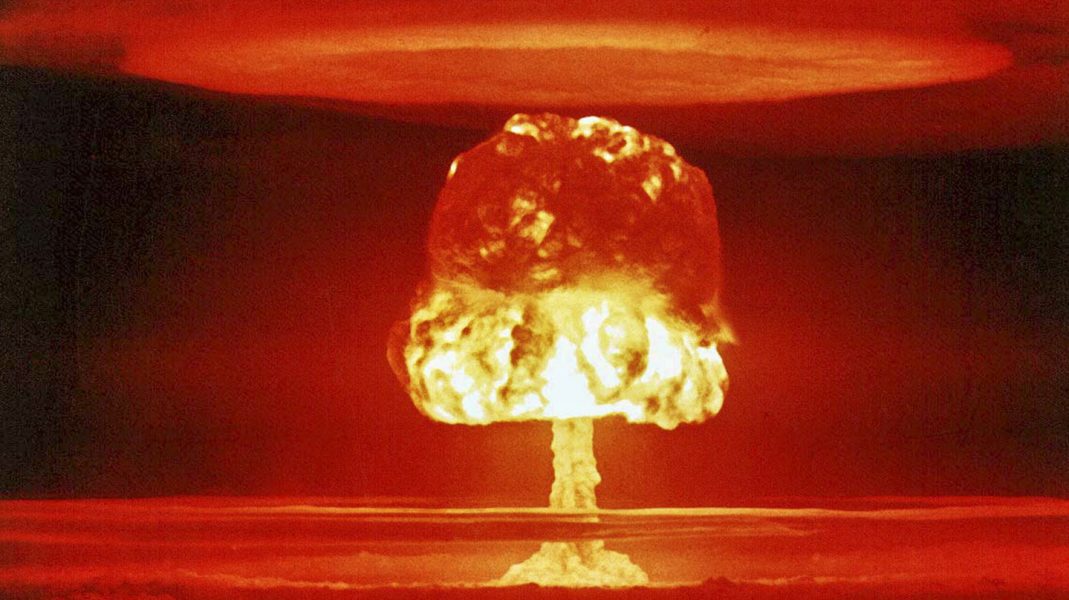 USA:s energidepartement | En amerikansk testsprängning av en atombomb på Bikiniatollen i den nuvarande republiken Marshallöarna.