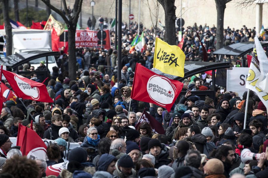 Massimo Percossi/Ansa/AP/TT | Tusentals antifascistiska demonstranter samlades i staden Macerata en vecka efter att en 28-årig man ropade "Italien åt italienarna" och skottskadade sex afrikanska migranter.