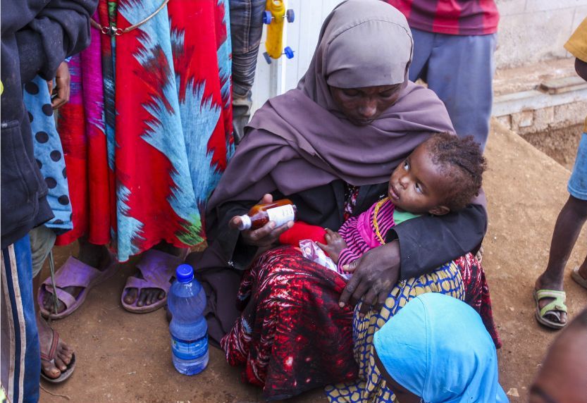 Kvinnor och barn som tillhör folkgruppen oromo och som tagit sin tillﬂykt till ett industriområde i utkanten av staden Harar i östra Etiopien.