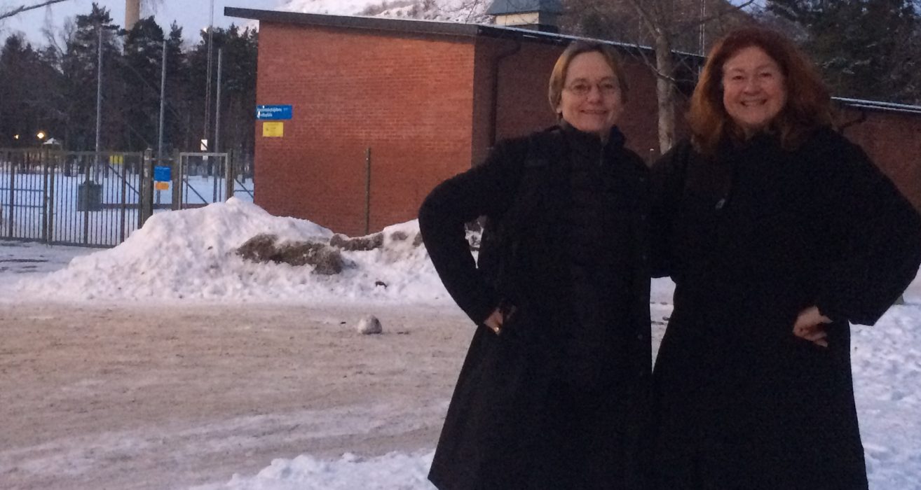 Ewa Larsson och Cecilia Obermuüller från Miljöpartiet vill att beslutet om Hammarbyskogen rivs upp.