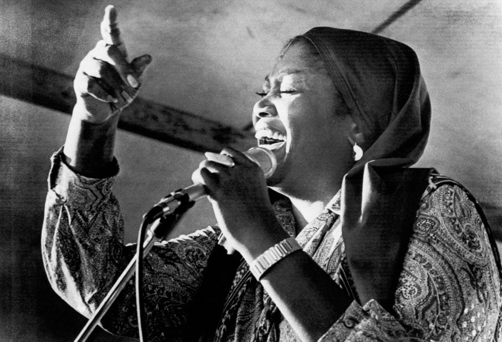 *** FILE *** Folk performer Odetta sings at the New Orleans Jazz Festival in this 1978 file photo. Odetta, the folk singer with the powerful voice who moved audiences and influenced fellow musicians for a half-century, died Tuesday Dec. 2, 2008. She was 77. (AP Photo, FILE) Odetta Holmes, sångerska, låtskrivare, gitarrist, skådespelare och aktivist för mänskliga rättigheter, var den som först inspirerade Janis Joplin till att börja sjunga blues