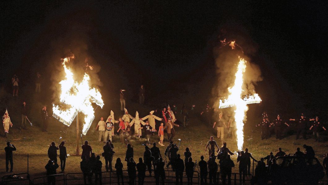 Ku Klux Klan bränner kors efter ett vit-makt-möte i Georgia i april 2016.