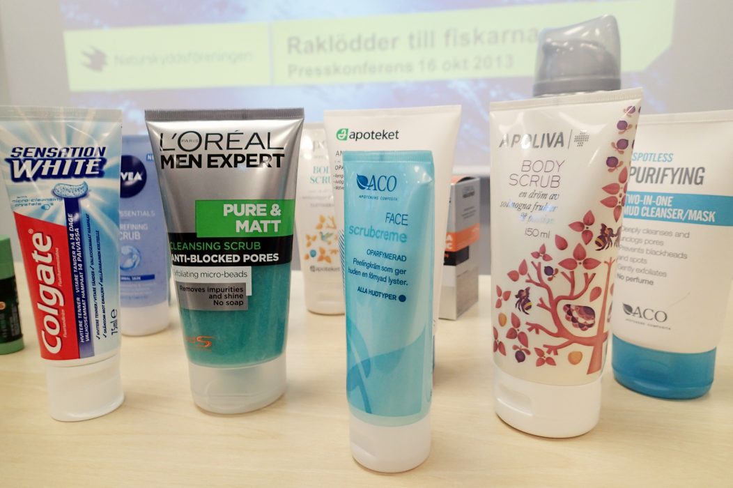 Marko Säävälä / TT | Farliga mikroplaster finns i svenska hem och butiker, såsom i plastprylar och sminkprodukter.