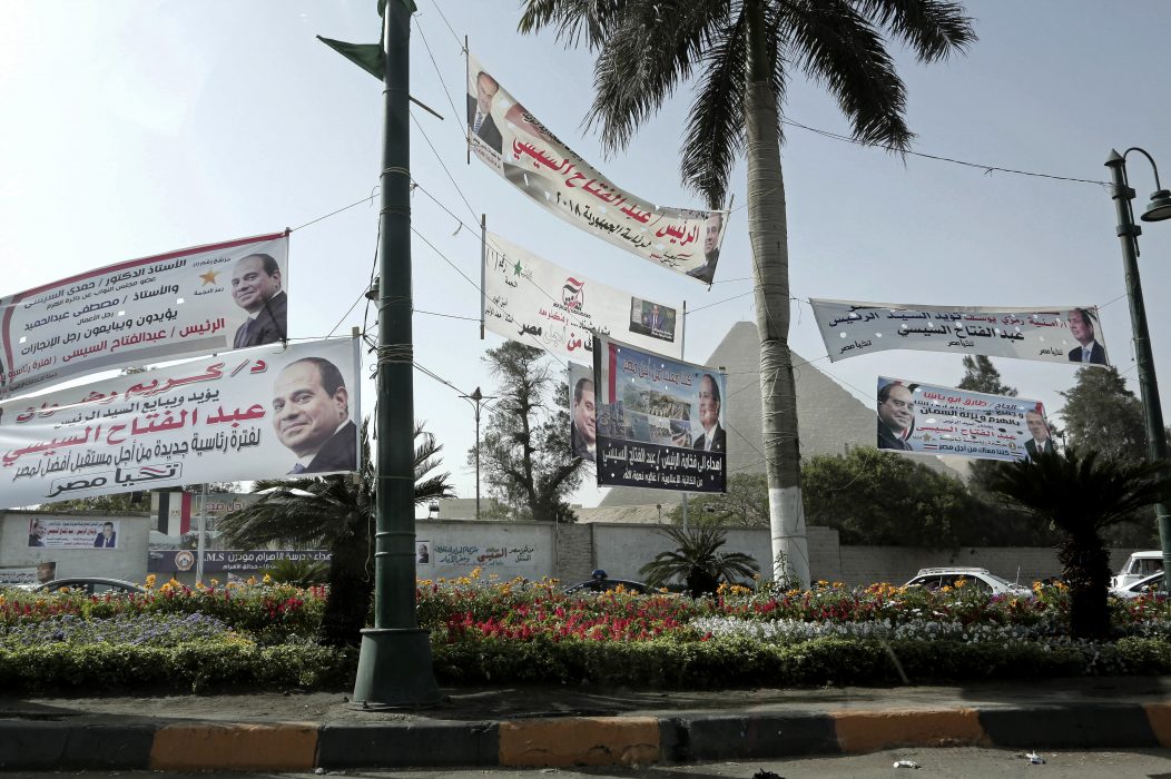 Nariman El-Mofty/AP/TT | Kampanjbilder föreställande president Abd al-Fattah al-Sisi är en vanlig syn i Egypten, här framför pyramiderna i Giza.