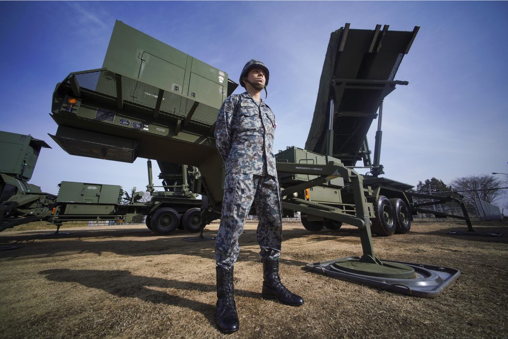 Eugene Hoshiko/TT/AP | En japansk soldat framför det amerikanska luftvärnssytemet Patriot, ett vapensystem som Sverige nyss har köpt av USA.