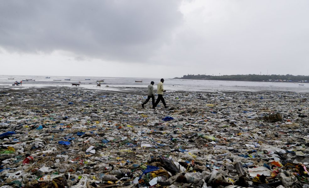 Rajanish Kakade/AP/TT | Versova Beach i Bombay, Indien, är nedskräpad av massor av plast.