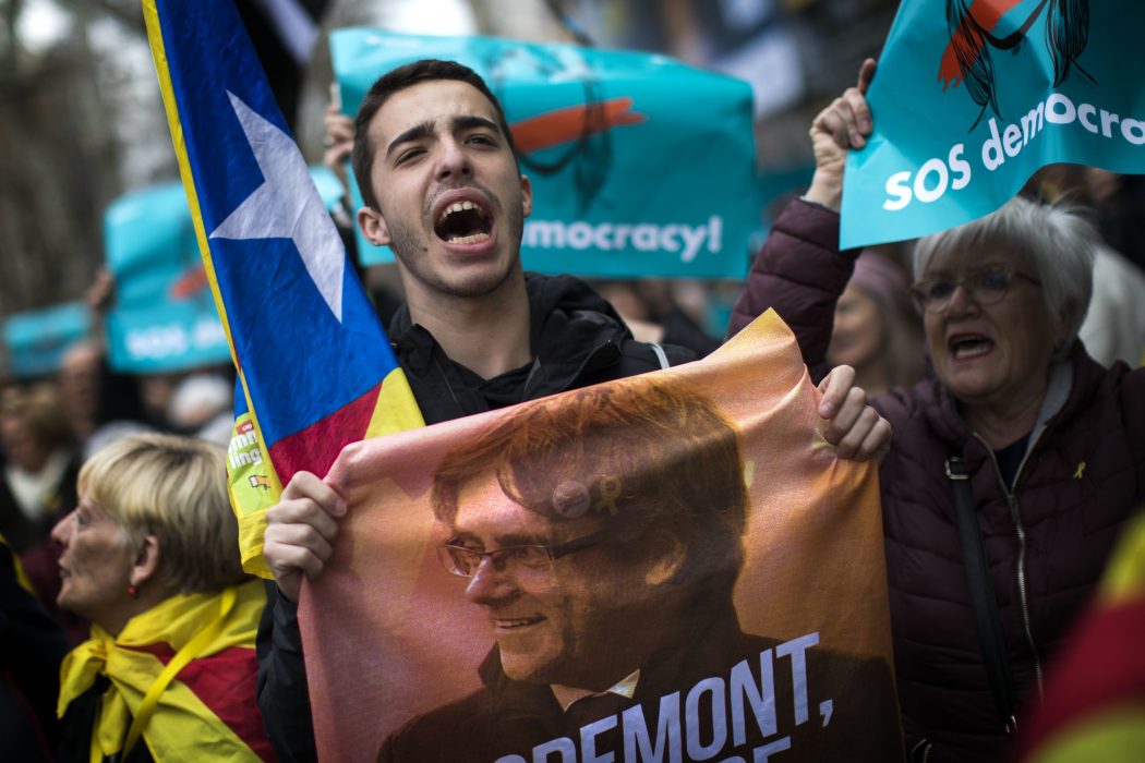Emilio Morenatti/AP/TT | Separatistvänliga demonstranter i Barcelona protesterar mot att den förre regionpresidenten Carles Puigdemont frihetsberövats i Tyskland.