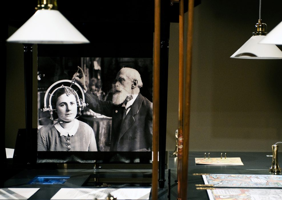 TT | Genom att bland annat mäta skallar försökte man avgöra vilken ”rastyp” folk tillhörde och i förlängningen deras människovärde.