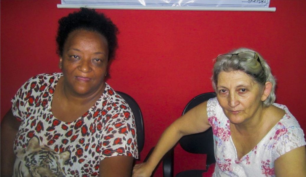 Maria Osava/IPS | Elizete Napoleão (till vänster) och Lurdinha Lopes ingår i den nationella husockupationsrörelsen MNLM och är företrädare för huset Manoel Congo i hjärtat av Rio de Janeiro.