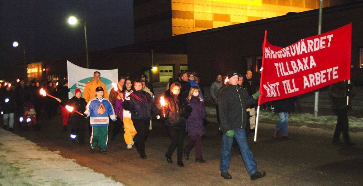 Putte Merkert/TT | Däckfabriken i Gislaved stängde 2001 och Gislavedsborna demonstrerade med paroller som ”rätt till arbete”.