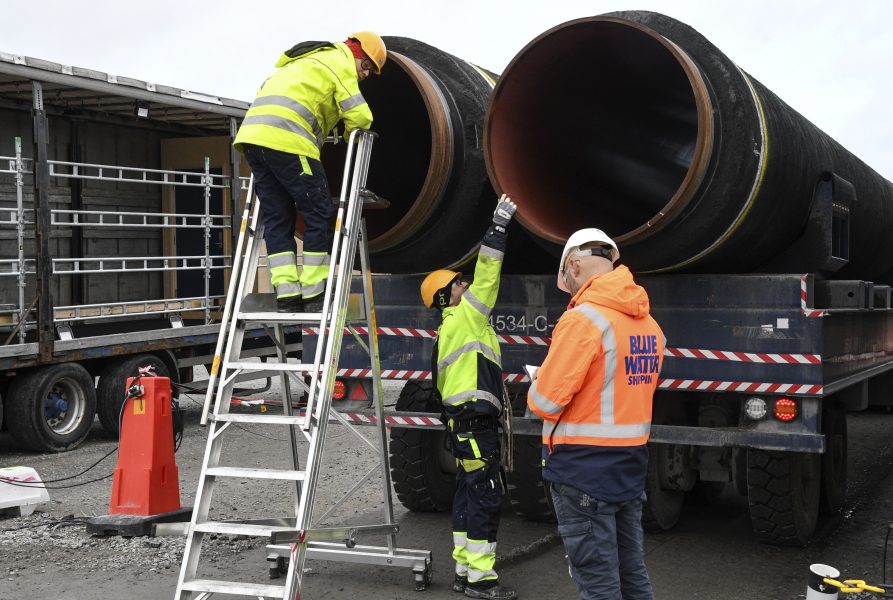 Johan Nilsson/TT | Rör till gasledningen Nord Stream 2 kontrolleras innan de placeras i lagringsområdet i hamnen i Karlshamn.