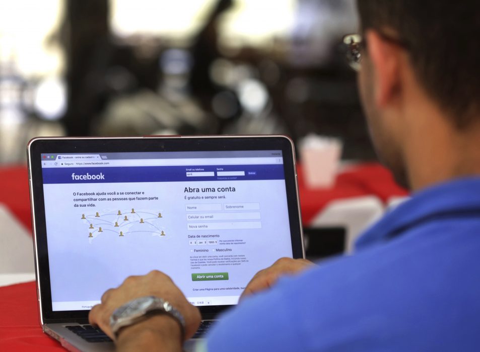 Eraldo Peres/AP/TT | Företaget Cambridge Analytica misstänks olovligen ha tankat ner personlig information om över 50 miljoner Facebook-användare och sålt sina tjänster till president Donald Trumps valkampanj 2016.