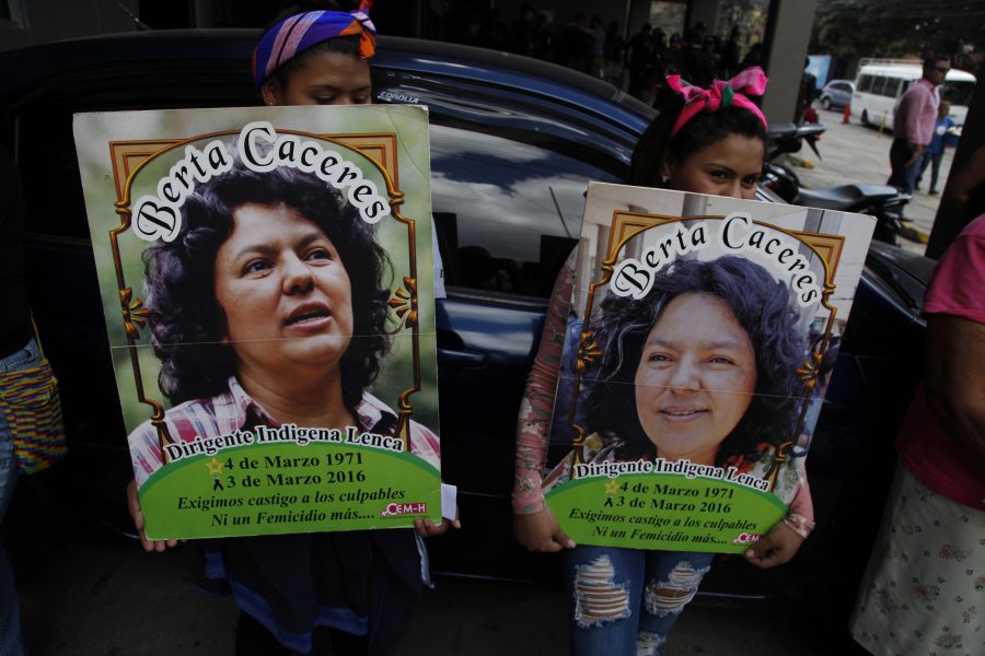 Fernando Antonio/AP/TT | Familj, vänner och aktivister har samlats i Tegucigalpa för att kräva rättvisa efter mordet på miljö- och människorättsaktivisten Berta Cáceres för två år sedan.