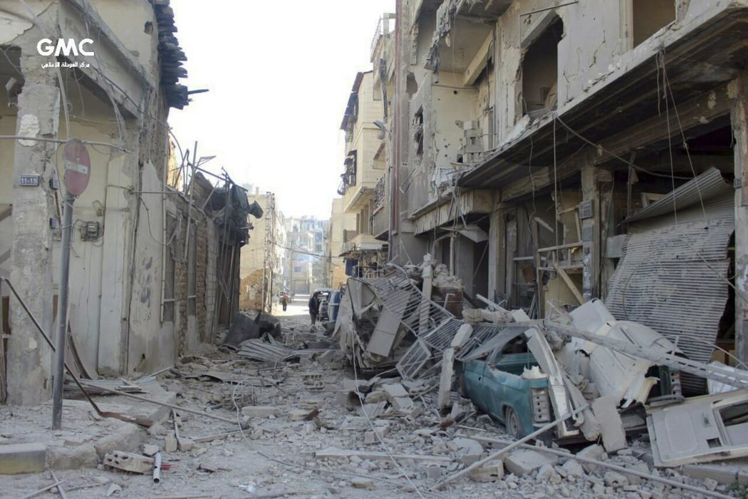 This photo released on Thursday, March. 1, 2018 by the Syrian anti-government activist group Ghouta Media Center, which has been authenticated based on its contents and other AP reporting, shows Syrians inspecting destroyed buildings in Douma, after airstrikes and shelling by Syrian government forces hit in the eastern Ghouta region near Damascus, Syria. In eastern Ghouta, thousands of residents are huddling underground in basements and tunnels, hiding from the horror raining down from Syrian army jets that almost never leave the skies. Thousands of residents are huddling underground in basements and tunnels, hiding from the horror raining down from Syrian army jets that almost never leave the skies. Residents of the rebel-held suburbs east of Damascus describe damp, mostly unhygienic living conditions underground, and moments of pure terror when bombs fall above their heads, fearing their shelters would collapse. (Ghouta Media Center via AP) Ghouta Media Center via AP | Samtalen om Douma, det sista rebellkontrollerade området i östra Ghouta, har stannat av, uppger SOHR