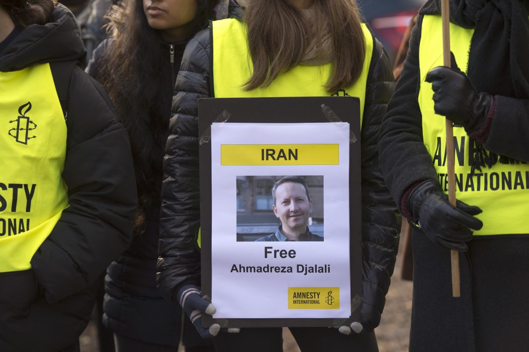 Hossein Salmanzadeh/TT | En tidigare demonstration utanför Irans ambassad på Lindingö till stöd för den fängslade KI-forskaren Ahmedreza Djalali.