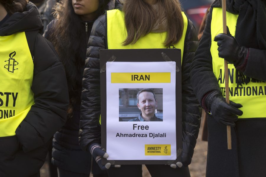 Hossein Salmanzadeh/TT | En tidigare demonstration utanför Irans ambassad på Lindingö till stöd för den fängslade KI-forskaren Ahmedreza Djalali.