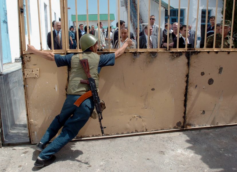 Anvar Ilyasov/AP/TT | En vakt öppnar grinden till ett uzbekiskt fängelse i staden Andijan, som tillfälligt intogs av upprorsmän 2005.