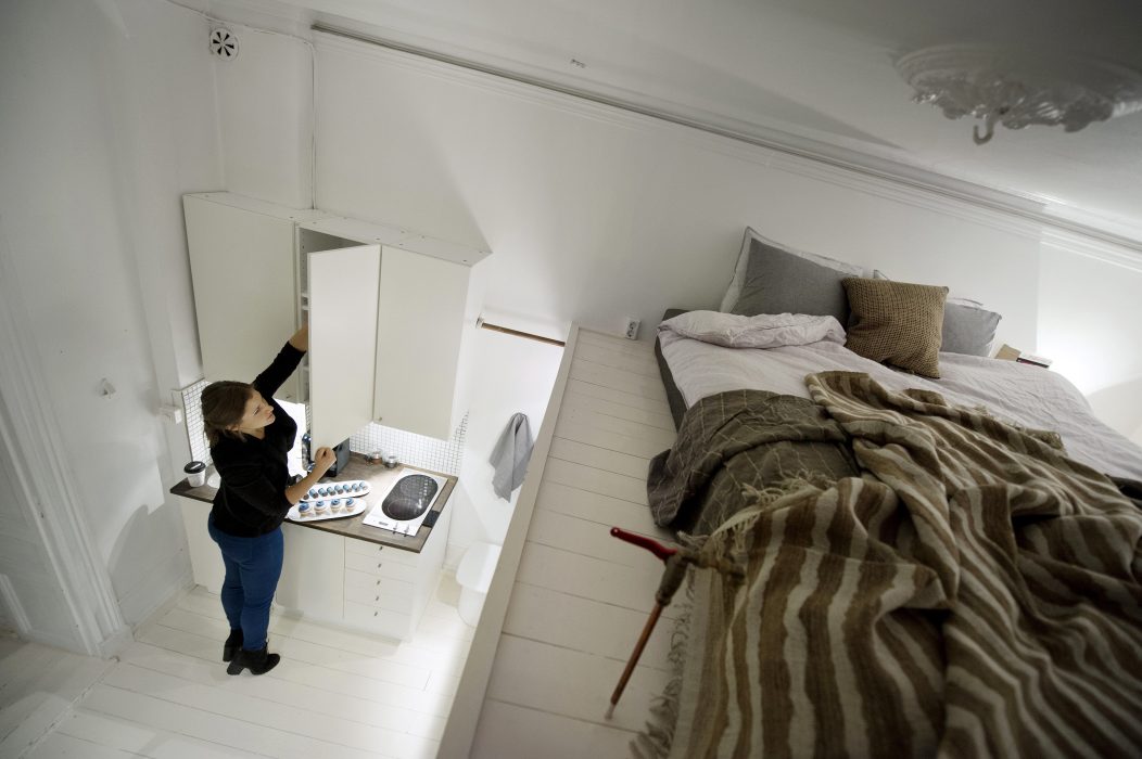 STOCKHOLM 20121017
Compact living. Inredaren Alexandra Ogonowski har p uppdrag av Electrolux gjort det mesta mˆjliga av en l‰genhet p 19 kvadratmeter i centrala Stockholm.
Foto: Jessica Gow / SCANPIX / Kod 10070 Jessica Gow/TT | I storstäderna är compact living inget ovanligt och enligt Boverket har drygt en miljon svenskar inte råd att teckna ett hyreskontrakt