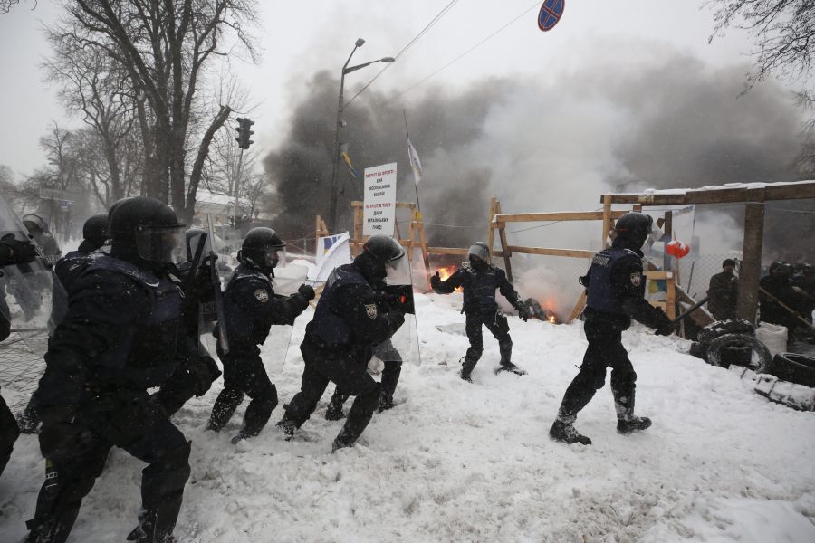 Serhii Nuzhnenko/AP/TT | Kravallpolis slår till mot tältlägret utanför parlamentet i Kiev.
