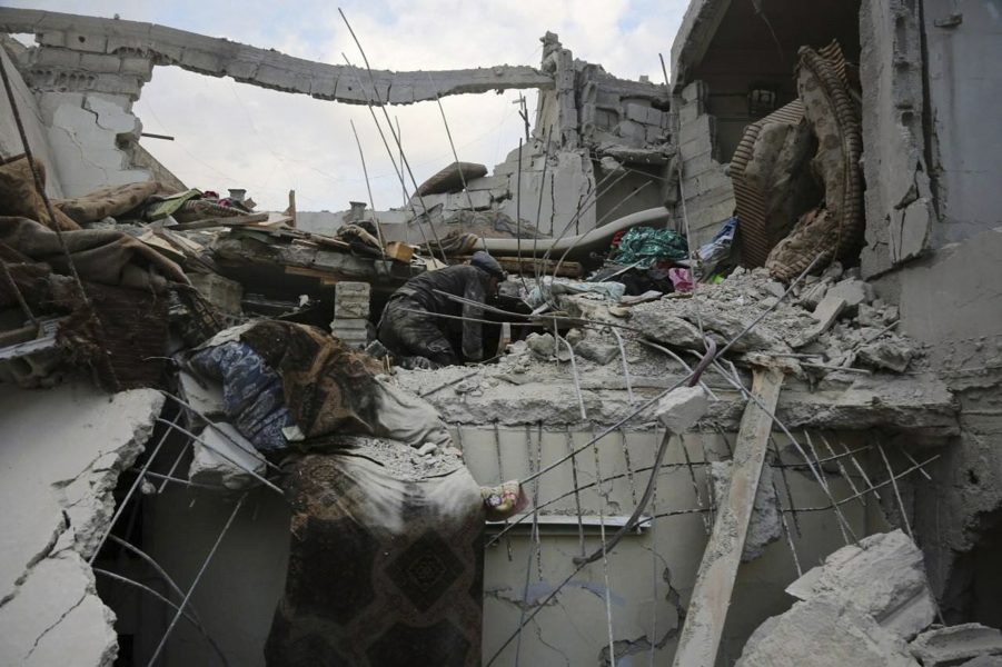 Vita hjälmarna/AP/TT | Räddningsarbetare letar efter överlevande i resterna av ett hus i Ghouta, öster om Damaskus.