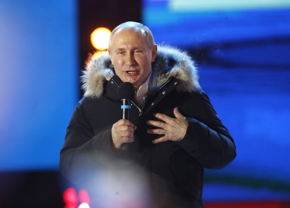 Pavel Golovkin/AP/TT | Rysslands president Vladimir Putin talade till folket efter att det blev klart att han vunnit presidentvalet.