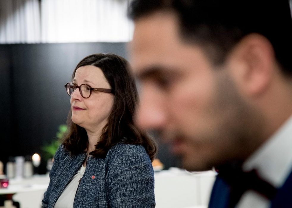 Adam Ihse/TT | Gymnasieminister Anna Ekström (S) med civilminister Ardalan Shekarabi (S) i förgrunden.
