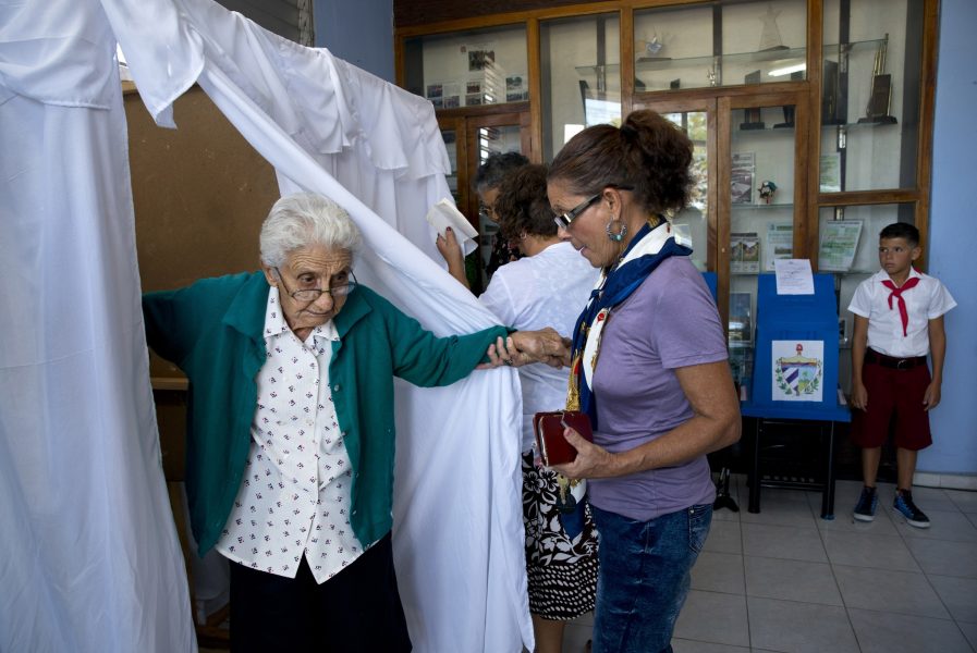 Ramon Espinosa/AP/TT | En kvinna röstar i Santa Clara i Kuba.