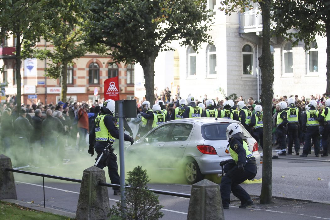 Adam Ihse/TT | Poliser som bevakar motdemonstranter inför Nordiska motståndsrörelsens (NMR) demonstration i centrala Göteborg.