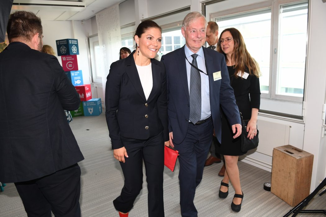 Kronprinsessan Victoria och Lennart Båge, då tillförordnand generaldirektör för Sida, vid årsmötet för Swedish Leadership for Sustainable Development på Sidas huvudkontor i Stockholm i maj 2017.