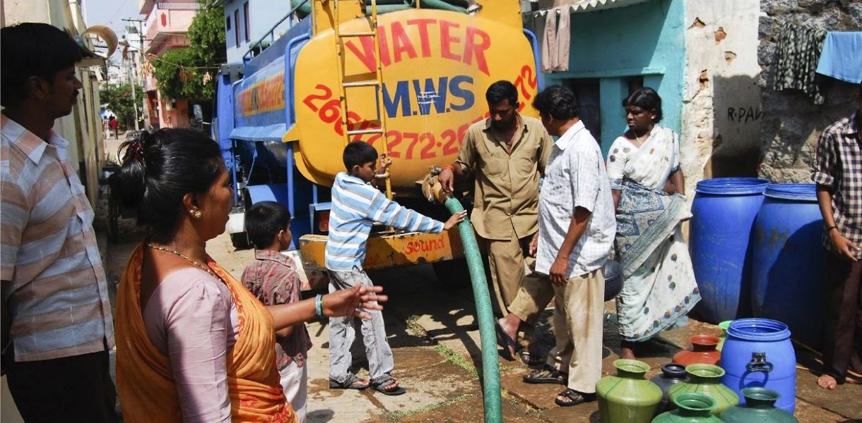 Vatten levereras med tankbil till ett fattigt område i Indien.