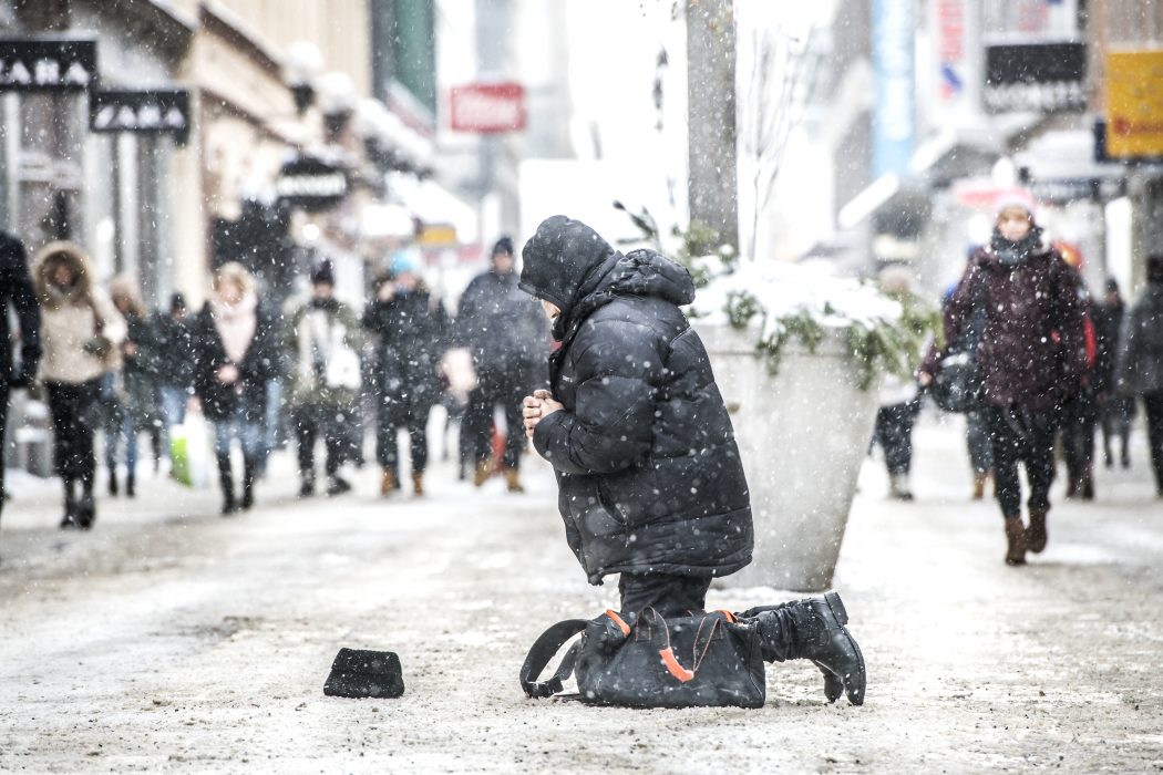 Lars Pehrson/TT | En tiggare ber om pengar på Drottninggatan i Stockholm.