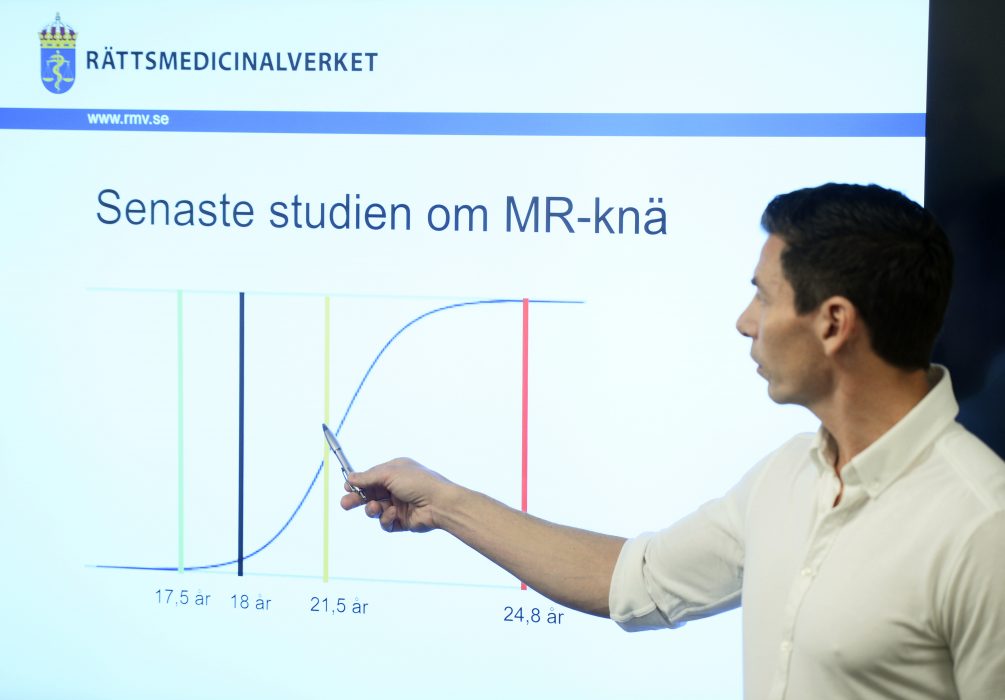 Hossein Salmanzadeh/TT | Elias Palm, överläkare i rättsmedicin, försöker förklara för den samlade journalistkåren hur myndigheten gör sina sannolikhetsbedömningar.