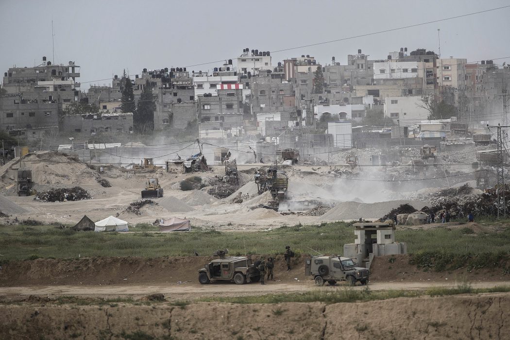 Tsafrir Abayov/AP/TT | Israeliska soldater nära gränsen mot Gaza under onsdagen.