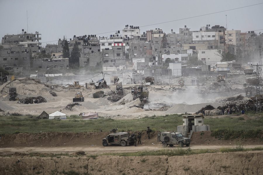 Tsafrir Abayov/AP/TT | Israeliska soldater nära gränsen mot Gaza under onsdagen.