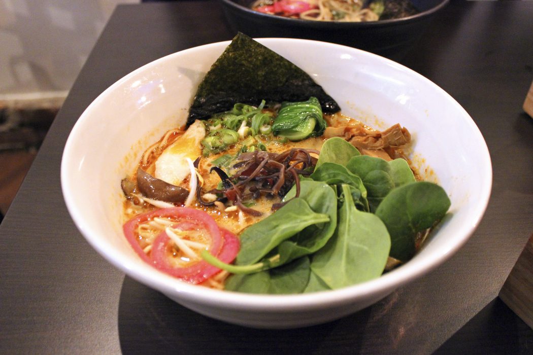 Jenny Luks | På Ramen-Ya serveras mättande nudelsoppor, vackert presenterade med genomtänkta smaker.