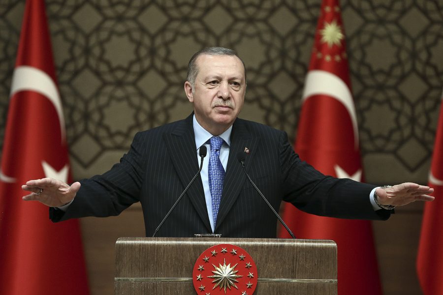 Kayhan Ozer/AP/TT | Turkiets president Erdogan uppmanas att avbryta undantagstillståndet som pågått sedan 2016.