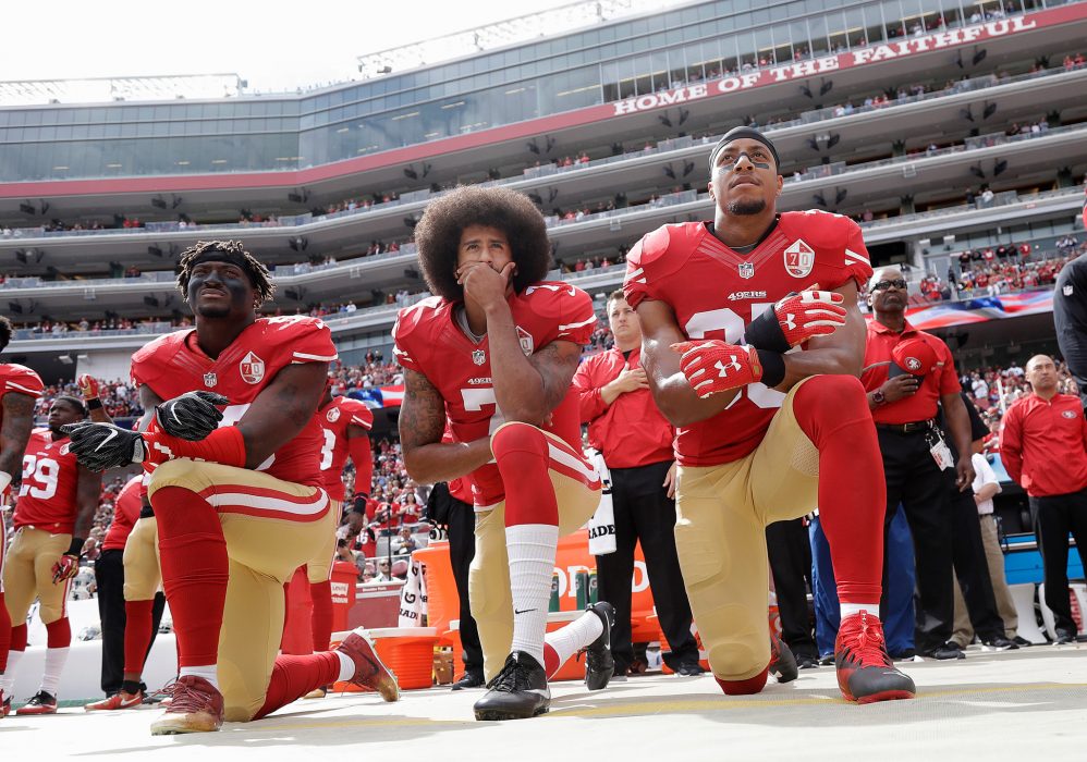 Marcio Jose Sanchez/AP Photo/TT | Colin Kaepernick i mitten, under nationalsången vid matchen mot Dallas Cowboys , 2016.