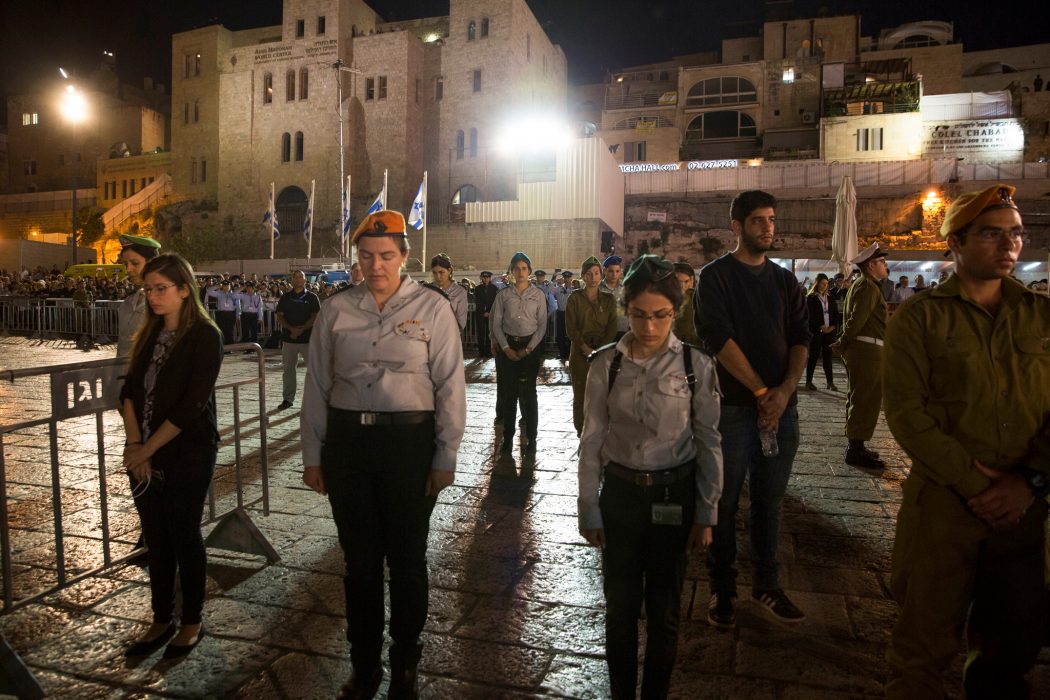 Sebastian Scheiner/AP/TT | Israeliska soldater har en tyst minut för stupade israeliska soldater och terroroffer.