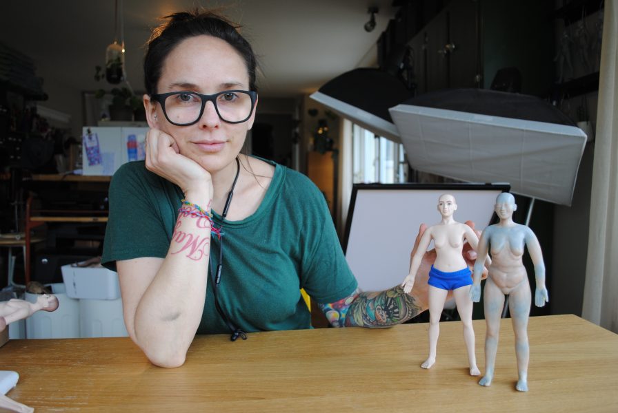 Maja Andersson | Efter många års hårt arbete kan Julia Taube nu leverera de allra första Myidolls-dockorna, vars kroppar ser ut som gemene kvinnas.