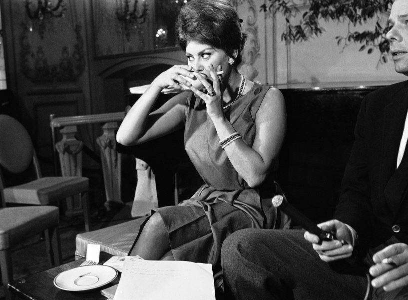 Anthony Camerano/AP/TT | Skådespelerskan Sophia Loren tar en kopp kaffe på ett hotell i New York 1961.