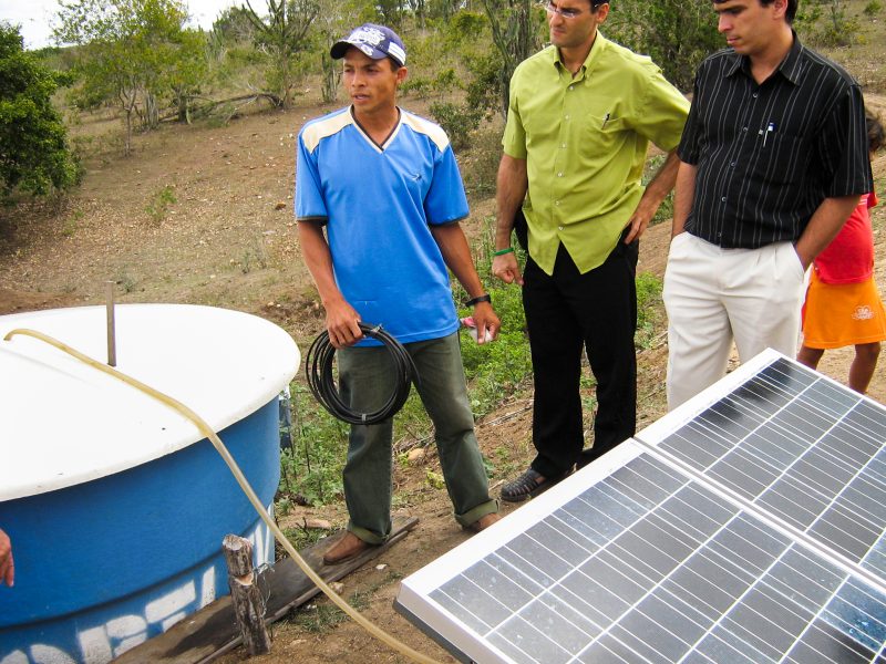 Mario Osava/IPS | Dessa solpaneler genererar den energi som behövs för att bevattna jordbrukarnas odlingar i Pintadas i nordöstra Brasilien.
