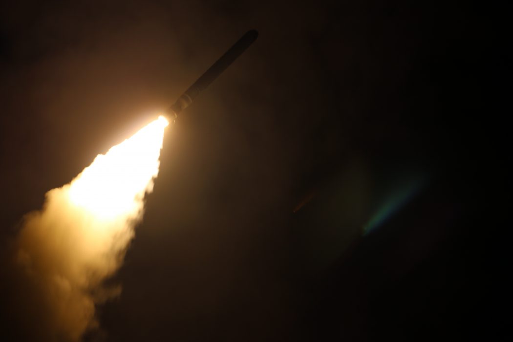 Matthew Daniels/AP/TT | På den här bilden från USA:s militär syns hur en robot skjuts iväg mot mål i Syrien på lördagsmorgonen.